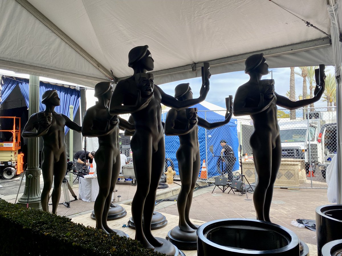 FrontRowFlynn's tweet photo. Almost time for #LiveFromE! at the 30th annual #SAGAwards at #TheShrineAuditorium.
All your favorite film & TV #actors , and a lot of nekkid statues. 🙌🏻🤩
#SAG #SAGsNetflix #SAGs.
#frontrowflynn #awardseason #2024SAGs #Hollywood https://t.co/0NoY5ywxH2