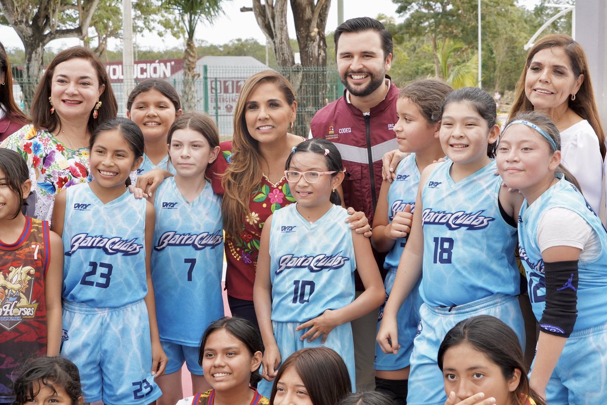 En Cozumel hicimos entrega de las instalaciones renovadas del CAR “Francisco Arias Mézquita”

Acompañado a nuestra gobernadora <a href="/MaraLezama/">Mara Lezama</a> y mis amigas <a href="/JuanitaAlonso_/">Juanita Alonso</a>  presidenta municipal e <a href="/irazusarabia/">Irazu Sarabia</a>  titular de la SEOP, en la reactivación de estos espacios

#ANivelDeCancha