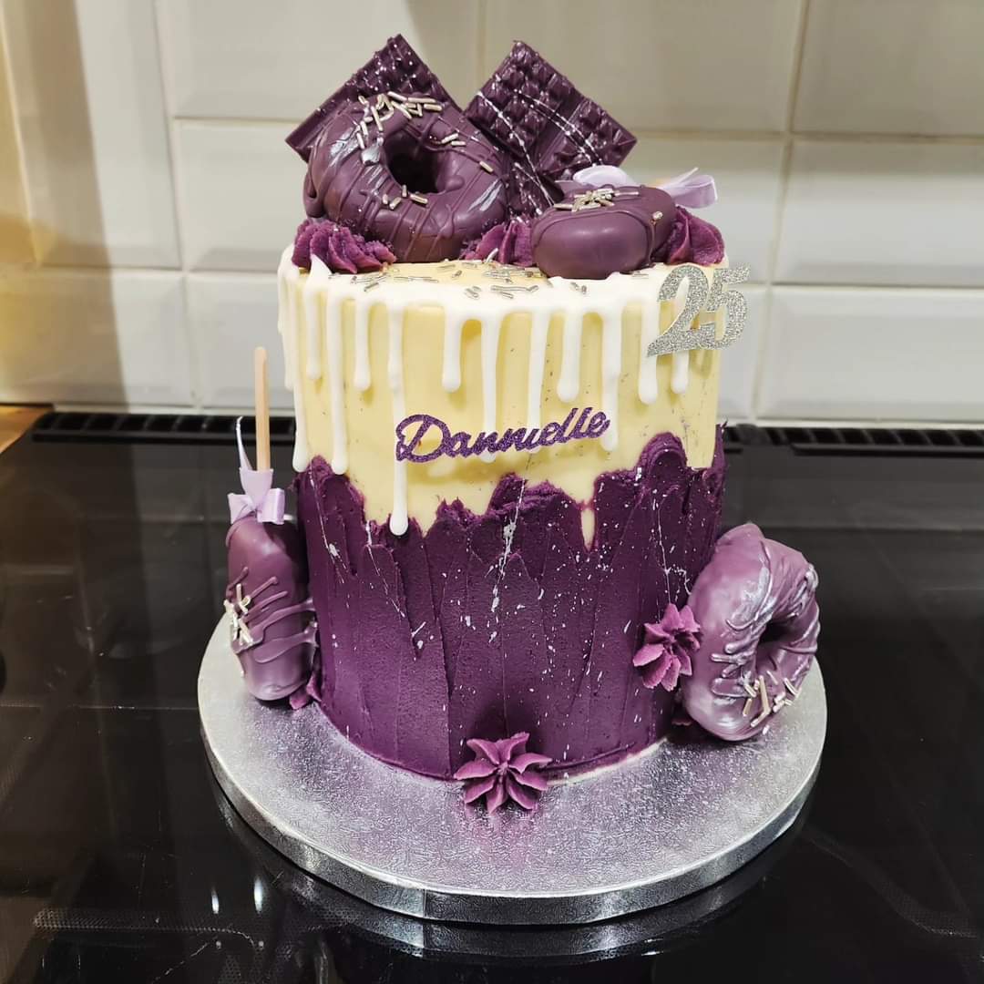 Hayley's Cake Box tweet media