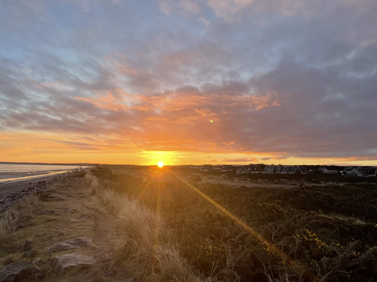 DMK_17's tweet photo. First night (of many I hope) in our (family) van @findhorn - every time I go somewhere I’ll think of my Mum ♥️ Beautiful sunrise! https://t.co/0may6ABcDb