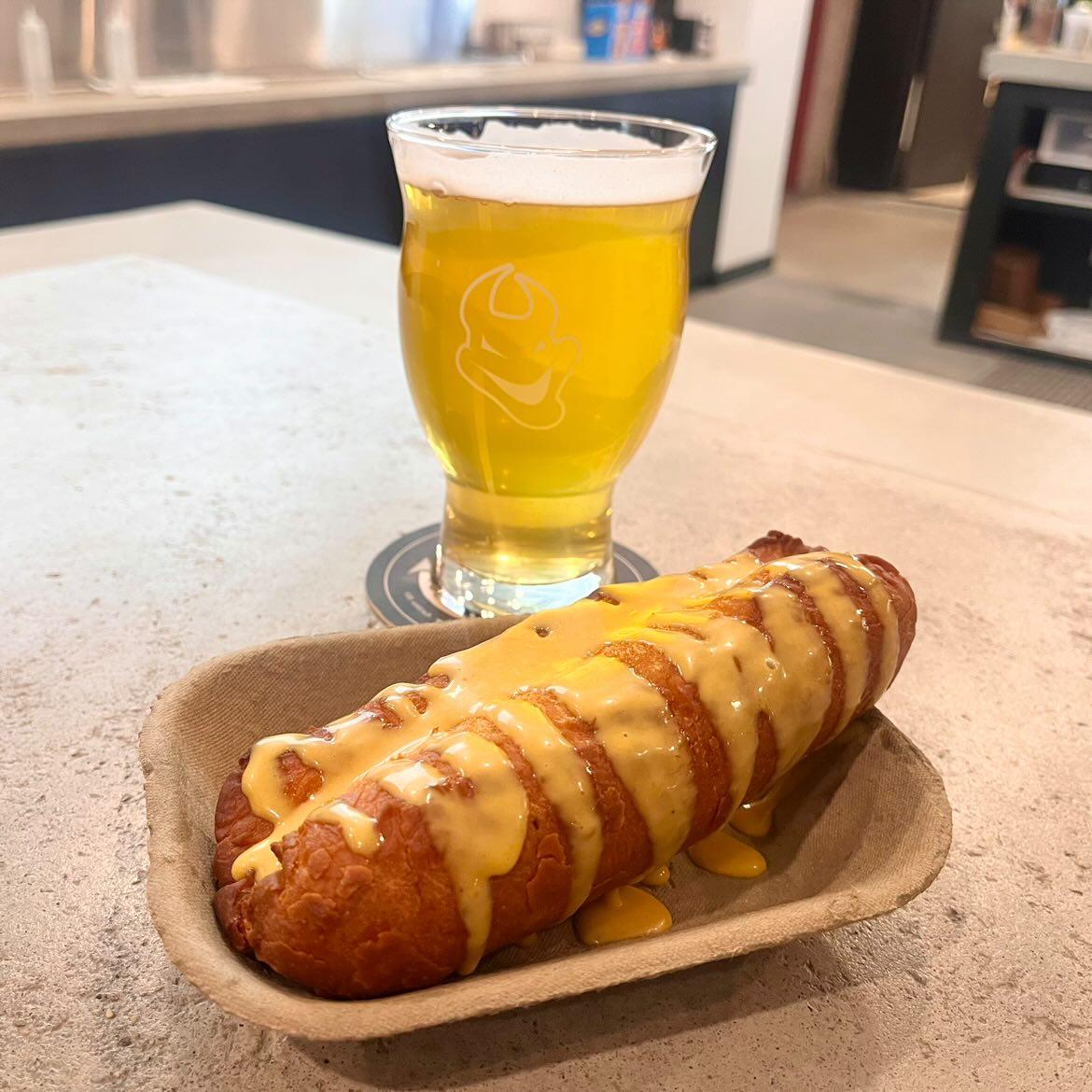 devilmaybeer's tweet photo. 🌭 DEVIL DOGS 🌭

Starting tomorrow, we've got a new item on our food menu: Devil Dogs, a bannock-wrapped hot dog from Freebirds Kitchen. Served with Starsauce, a honey-beer mustard made with Starstuff. https://t.co/cZe5CrvE05
