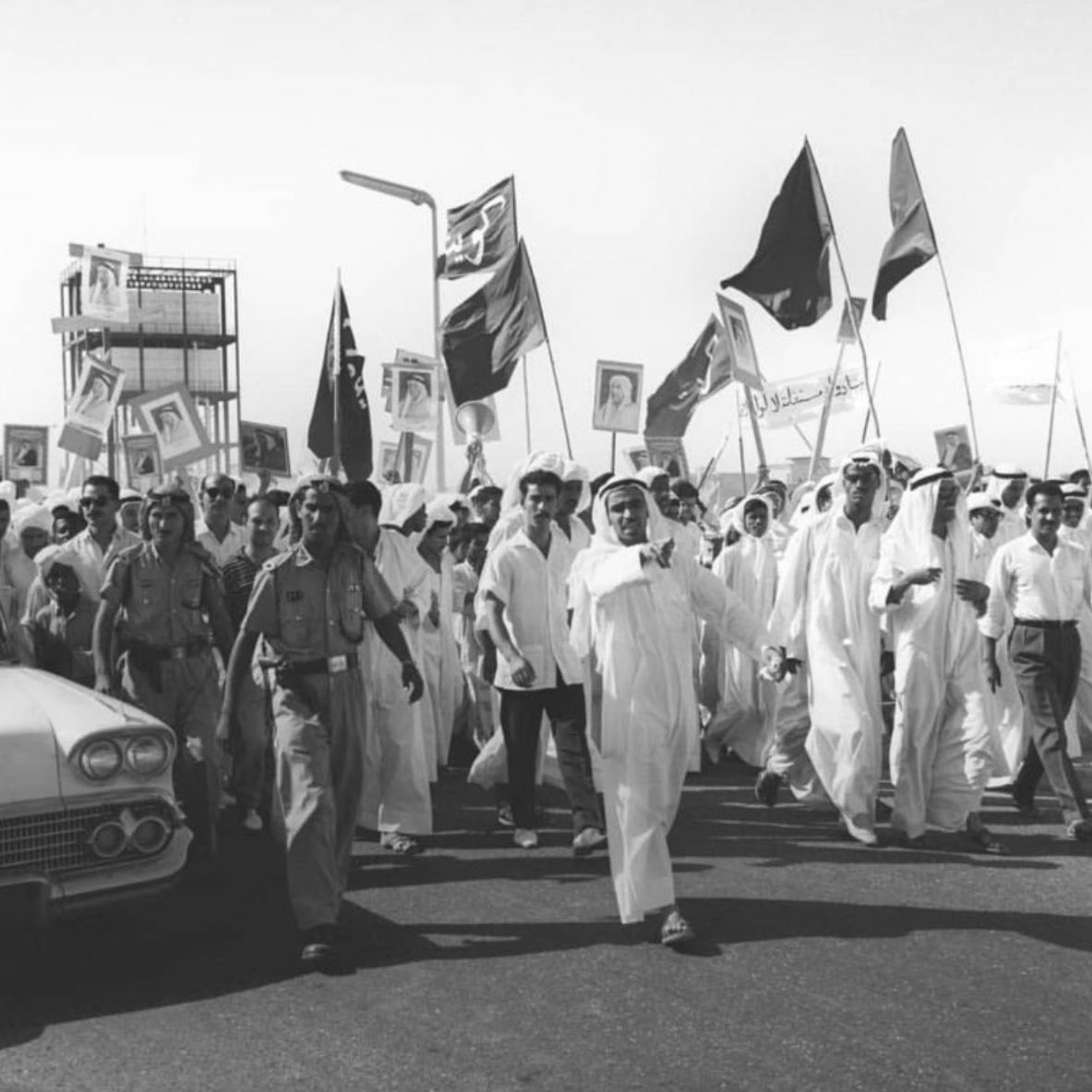 Nadasianii's tweet image. يعجب التاريخ.. كيف لأرضٍ قفراء جرداء لا شأن لها سوى أنها تطل على البحر،  يُخلق منها وطناً بهذا الجمال ومقصداً ومركزاً ومنارة في محيط غابر.

الكويت قصة تجاسرت على المحال والمعطيات والزمان والجغرافيا والطبيعة. 

كاظمة البحور، كل عامٍ وانتِ المجد.
#العيد_الوطني_الكويتي 🇰🇼