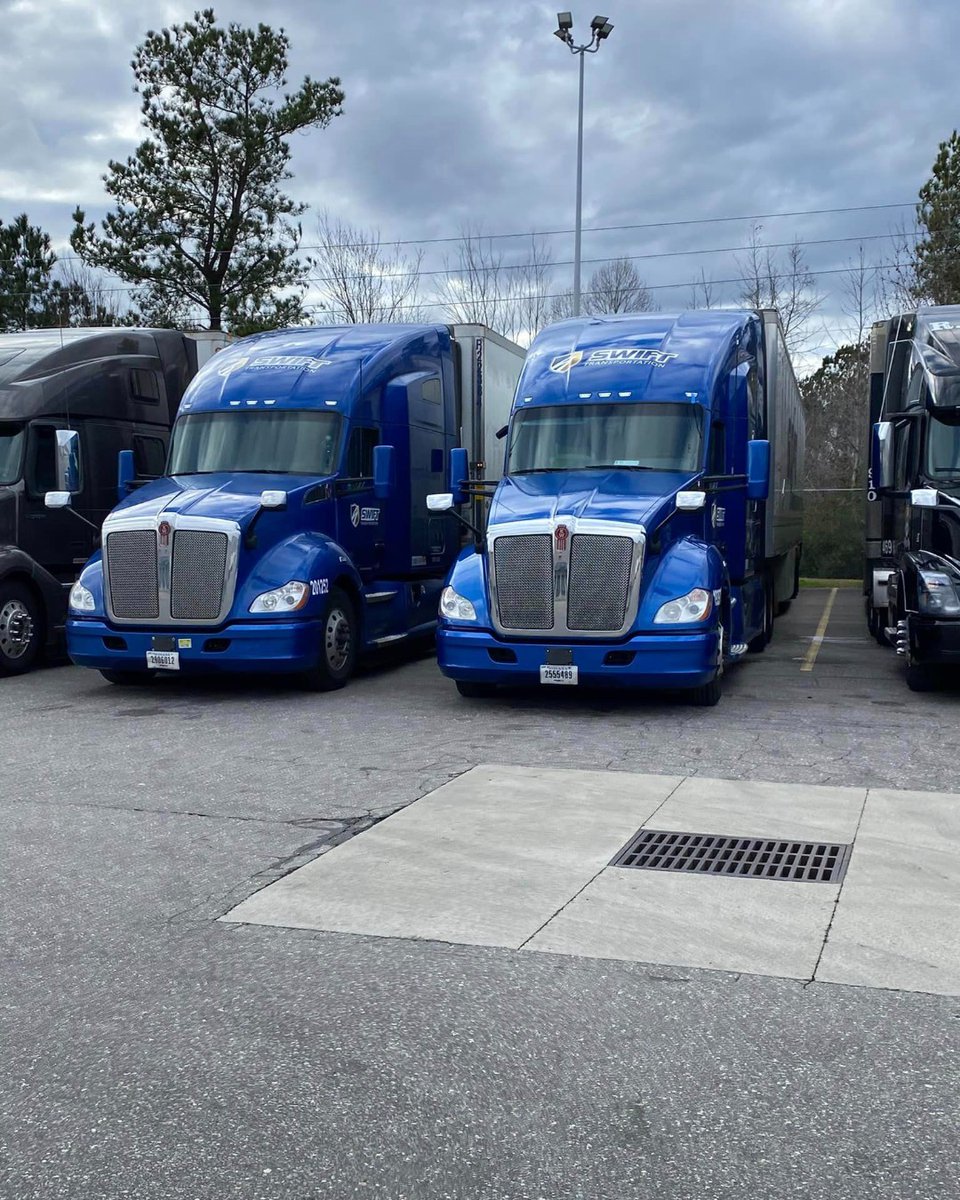 Just two Kens hanging out 😎 🚚 

#Kenworth #SwiftTransportation #CDL