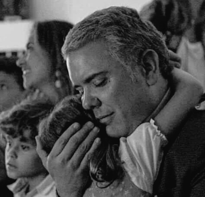 Rincon001A's tweet photo. Gracias Iván Duque, el país entre más gobierna Petro más entiende la despiadada guerra sucia que le hicieron, fue uno de los mejores presidentes, el tiempo tarde que temprano le dará su lugar en la historia ! 👊👌

Quién lo extraña ? ❤️🔁 https://t.co/tlwFLYPh7o
