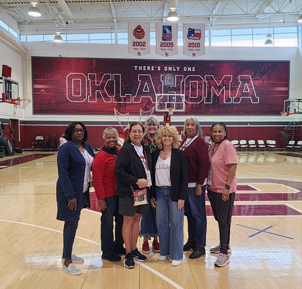 So good to see these women back at the LNC! 50 years of @OU_WBBall ❤️