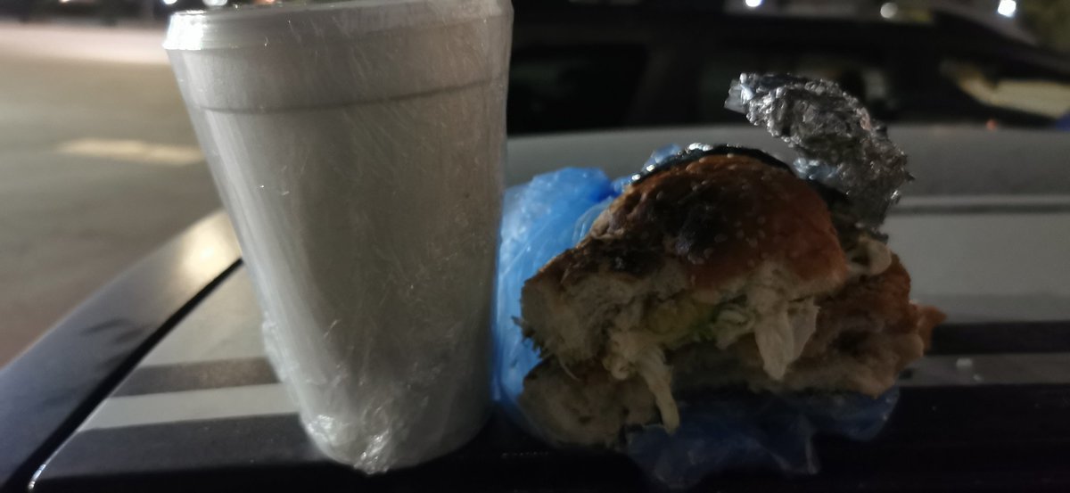 Goiz's tweet photo. @DiDi_Mexico traté de reportar un problema con un pedido por mala calidad del producto pero es imposible contactar a soporte, en el vídeo pueden ver que el pan es pasado y se ve que quisieron calentarlo pero quedó peor además la porción del agua claramente no es 1/2 lt, me apoyan https://t.co/vQetsp3h5o