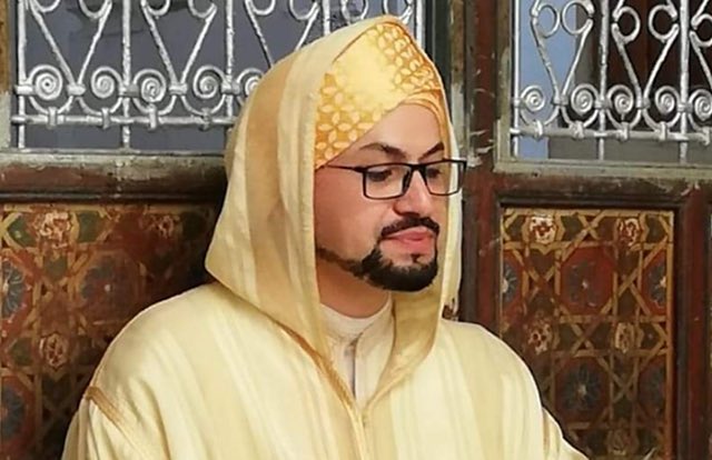 MahdiBaladi's tweet photo. هاد خونا لفصور مسمي راسو، Mawla Mohamed Amin al-Hassani
و هو جزائري كيعيش بماليزيا ، المشكل ماشي هنا ، المشكل هو أنه نصاب و قالهم أنه مغربي و شريف من سلالة النبي و كيف ديما المهابيل ما خطاو بلاد غي دير اللحية غتلقا ليعطيك الفلوس و يتبرك منك ، مهم الحكومة الماليزية حست بشي حاجة ماشي هي هاديك و اتصالت بالسفارة المغربية بماليزيا و أكدت ليهم السفارة أنه ليس مغربي ، و تم إعتقاله واعترف أنه نصاب جزائري.
العبرة أن هاد الناس فدمهم النصب و الاحتيال و السرقة والغدر ، و لا يجب التقة فيهم مهما كان .