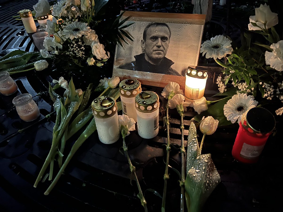 #ELTVILLE Nach unserer #UkraineMahnwache heute Mittag haben bis zum Abend noch viele weitere Menschen Kerzen angezündet und Blumen zum Gedenken an Alexei #Navalny nieder gelegt. DANK & Respekt für #Navalny 🙏🏼 R.I.P #PutinWirdBezahlen #SlavaUkraini 🇺🇦✌🏼 @Stadt_Eltville