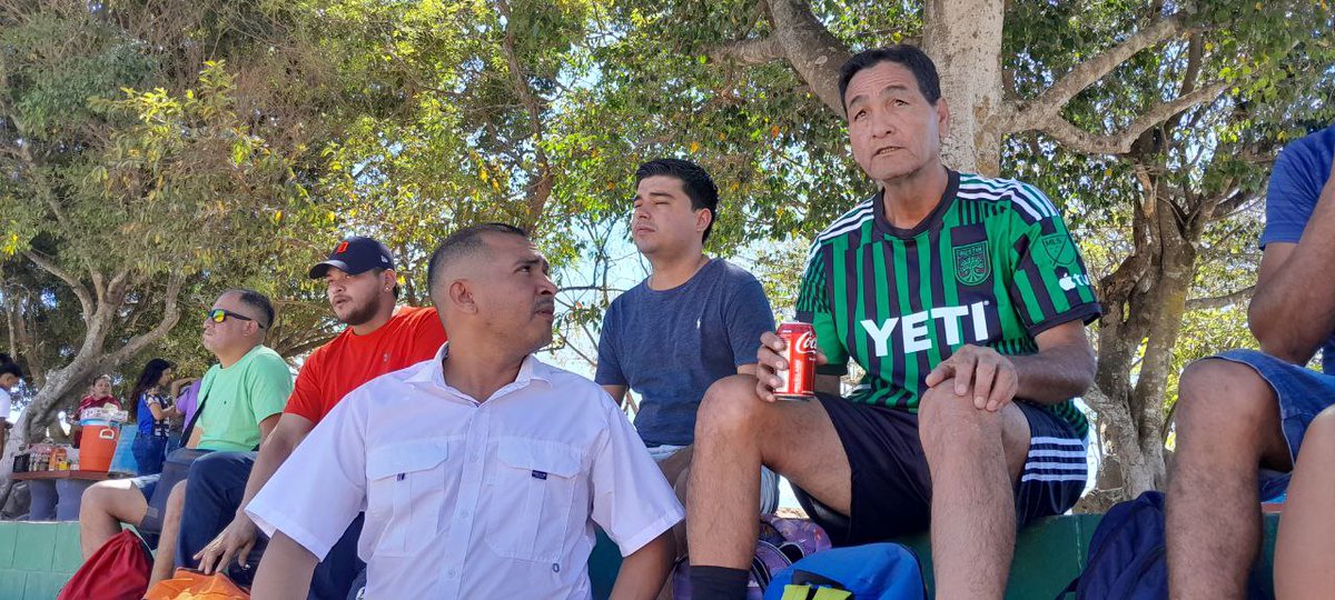 SSESTEMunicipal's tweet photo. Este día nuestro candidato Alcalde por #SanSalvadorESTE Rogelio Díaz vino a Tonacatepeque a una de nuestras emblemáticas canchas de Altavista acompañar a los equipos deportivos de la zona y a entregar implementos para el sano esparcimiento de los habitantes.
#PrimeroLaGente🔵⚪️🔴 https://t.co/BHnTc7byqA