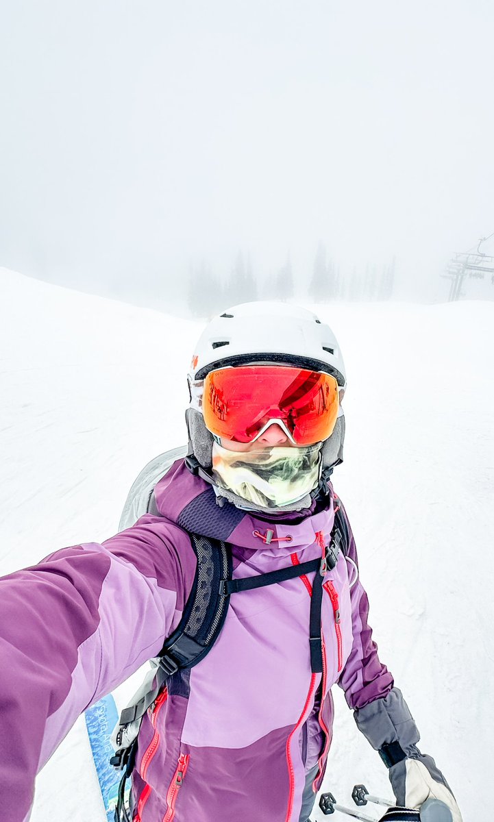 BeckyKeene's tweet photo. #SkiSaturday @CrystalMt whiteout - zero visibility at summit ❗️so I’m sticking to the foggy lower mountain ❄️ https://t.co/C1B6mQTRmk