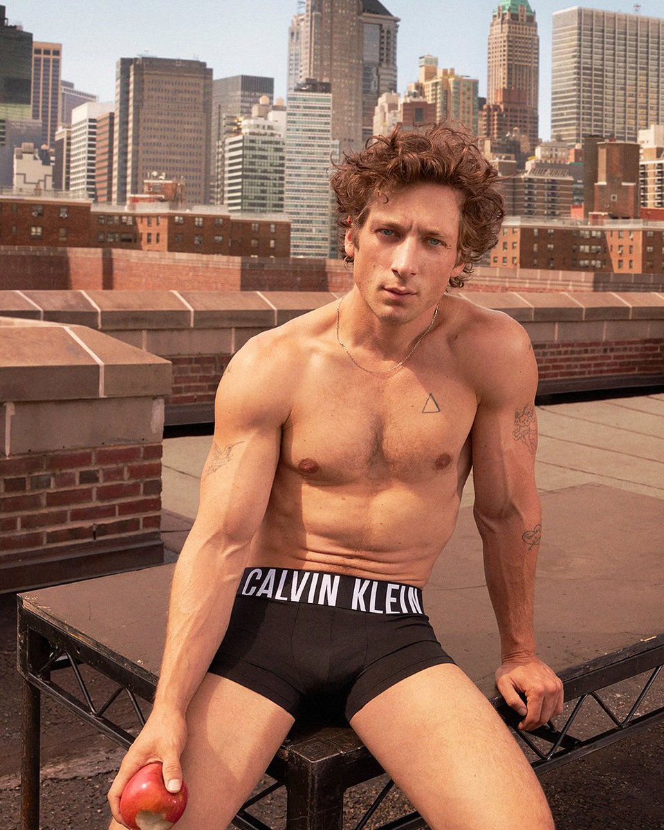 TheStrangeFilms's tweet photo. Jeremy Allen White is iconic in Calvin Klein Underwear 👀 https://t.co/0qxwvuPa9O