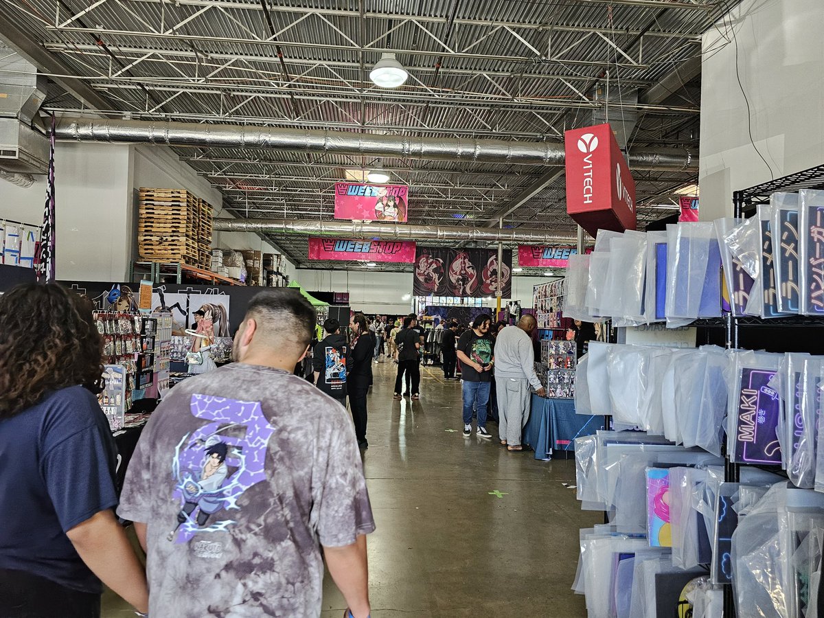 CaerwynMontale's tweet image. Got an email that said I could pick up my badge for WeebCon early at the V1Tech company location a few days ago.

So I decided to go today and pick it up and I found out they were hosting a mini convention called WeebStop!

#weebstop #v1tech