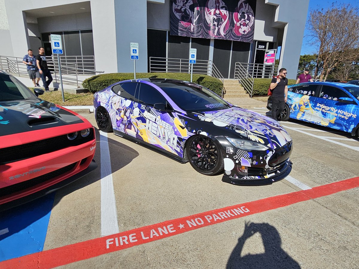 CaerwynMontale's tweet image. Got an email that said I could pick up my badge for WeebCon early at the V1Tech company location a few days ago.

So I decided to go today and pick it up and I found out they were hosting a mini convention called WeebStop!

#weebstop #v1tech