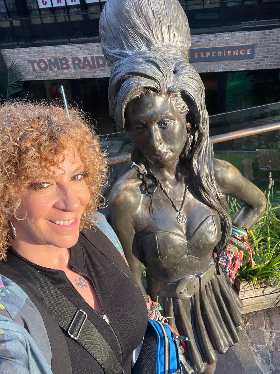 Who loves #traveling as much as I do?! Got to see the #AmyWinehouse Statue in #London✨ #Camden #SaturdayVibes