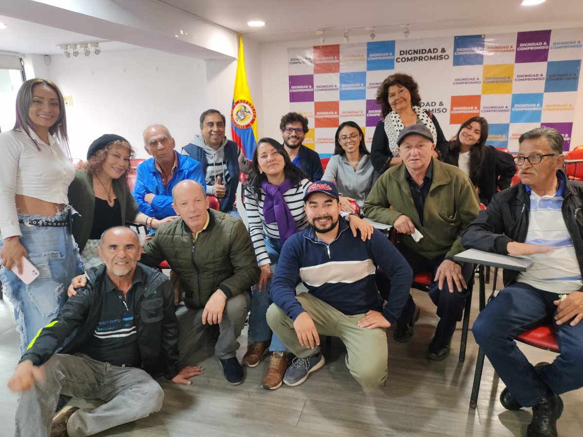 Reencuentros maravillosos tenemos en @dignidad_col. Nuestro colectivo <a href="/RenacePais/">Renace Pais 🇨🇴</a> sigue adelante en todos los proyectos territoriales haciendo parte de este proyecto serio, decente, respetuoso y luchador. Acá estamos más comprometidos que nunca. <a href="/JERobledo/">Jorge Enrique Robledo</a> <a href="/gustavotrianasu/">Gustavo Triana</a>