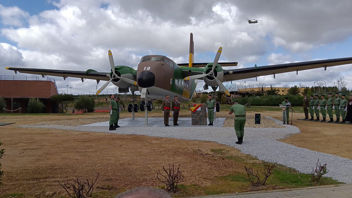 xxxDRONExxx's tweet image. Ole!!!!! 😍😍😍😍😍 El salto más ajetreado de mi vida... Por esa rampa como Mary Poppins: con una mano en alto sujetando la cinta (el paraguas) y con la otra, sosteniendo la mochila que el de delante me soltó al levantarse (el bolso). En el aire, desenrollamiento Paulova style