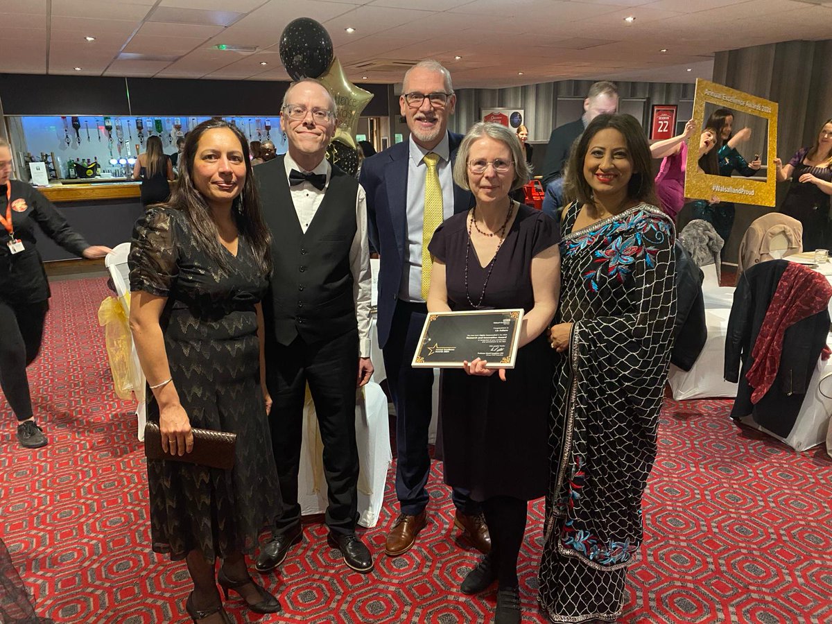 Simon Evans, the Group Chief Strategy Officer, and Dr Manjeet Shehmar, the Chief Medical Officer, join with Library & Knowledge Services in celebrating Liz’s success at the Trust’s Annual Excellence Awards. @S1monEvans @ManjeetShehmar #ExcellenceAwards2024 #WalsallandProud 👏🎉⭐️