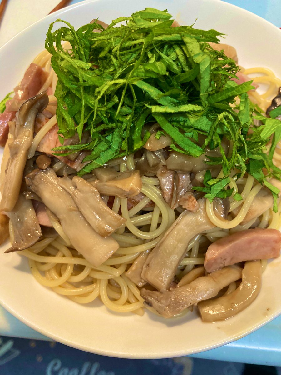 大葉たっぷりエリンギとマイタケとベーコンのパスタ