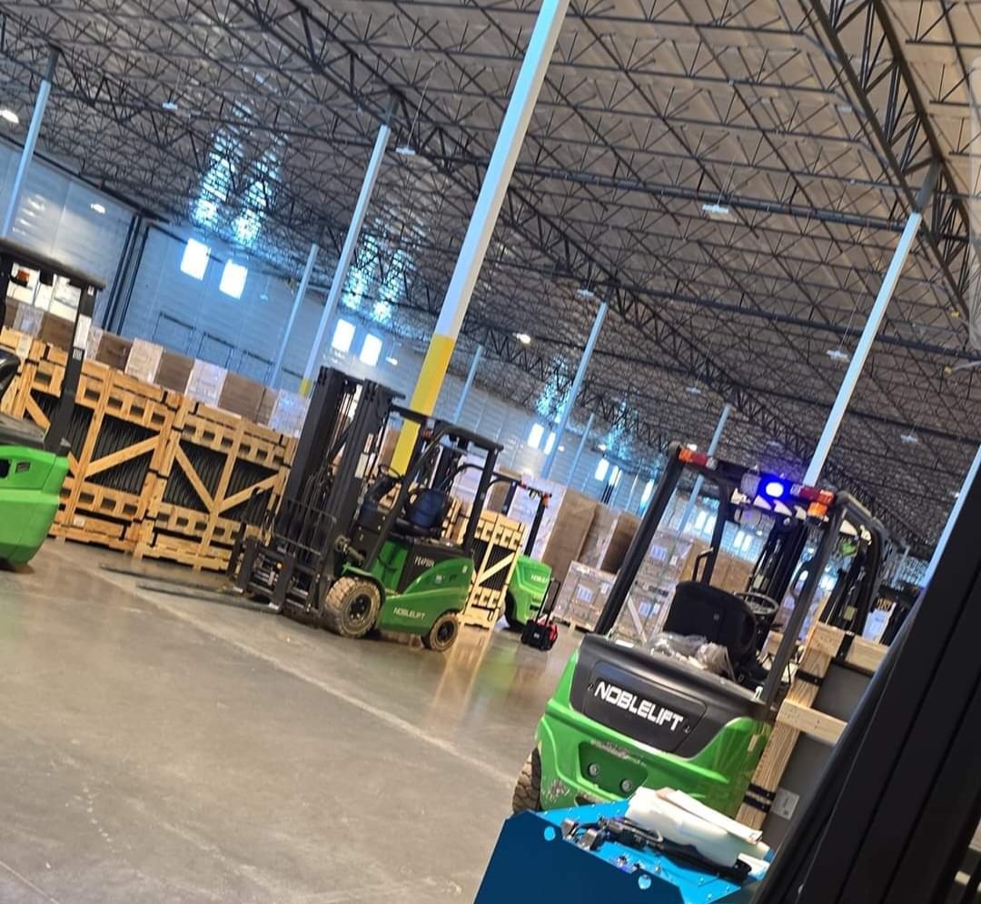 Full conversion from LPG, FLA over to LFP in this high volume 3 shift 3PL operation with multiple locations from East to West with our 4K 3-wheel to 11K 4-wheel Pneumatics.

Saving them time and money while keeping productivity at its highest performance capacity. #noblelift