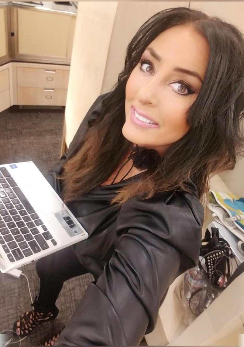 jordonnal's tweet image. Listening to a fashion show and DJ bright and early at work this morning.
All makeup by MAC Cosmetics
#studiofix, #maccosmetics, #macmattelipstick, #macsicktatbro