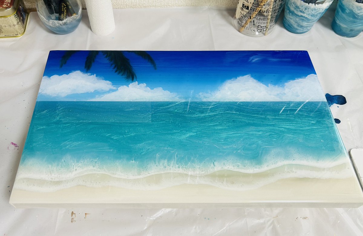 JunResin's tweet photo. 大型A2パネルはエポキシ300g使って全体コーティング中。
江ノ島は蓄光コーティング中キラキラになる予定✨
爽やかパネルは椰子の葉足してコーティングしたら完成✨ https://t.co/YqUbVbB7Vf