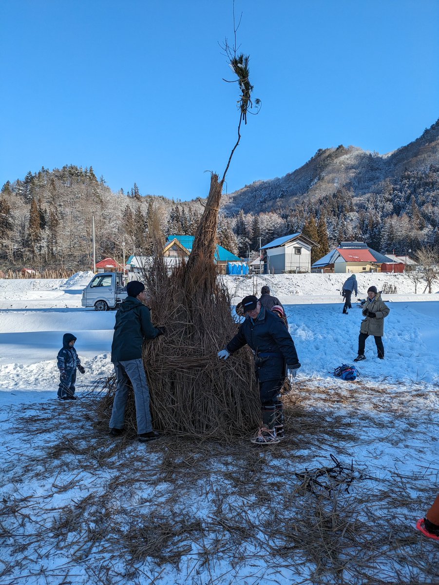 andrewthegaul's tweet image. .@ACXTokyo held an offsite in Shōwa, Fukushima to discuss #Próspera and other charter cities: astralcodexten.com/p/prospectus-o… .  We met the mayor, built a bonfire with the villagers, visited a 100-year old school house, and built a snow fortress. @slatestarcodex
