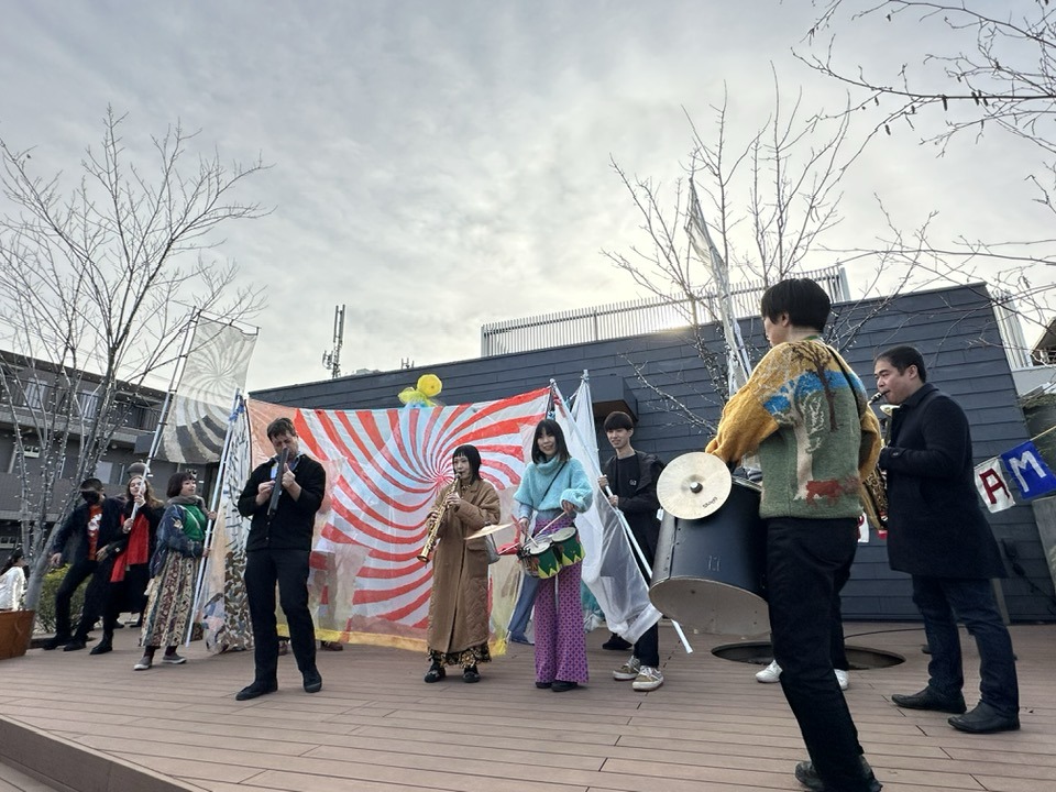 morinkhuur's tweet image. #下北沢国際人形劇祭
#sipf
24日の　＃トラベルムジカ。
下北沢BOUNUS TRUCKのあたりで。
子供たちのいろいろな表情がみえて。一緒にいる私も嬉しい。
お人形をもって前にでて、音楽家に音をつけてもらったり。テントの中に入ったり。一緒に歩いたり。
大人たちも楽しそう。
本日
14：30～、15：00～