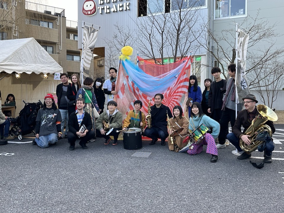 morinkhuur's tweet image. #下北沢国際人形劇祭
#sipf
24日の　＃トラベルムジカ。
下北沢BOUNUS TRUCKのあたりで。
子供たちのいろいろな表情がみえて。一緒にいる私も嬉しい。
お人形をもって前にでて、音楽家に音をつけてもらったり。テントの中に入ったり。一緒に歩いたり。
大人たちも楽しそう。
本日
14：30～、15：00～