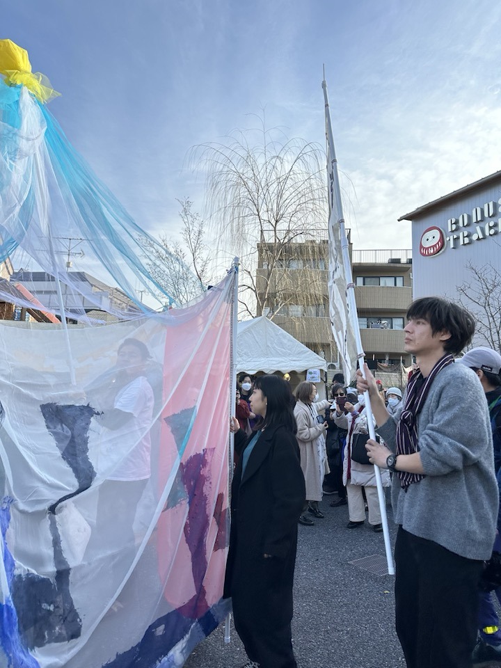 morinkhuur's tweet image. #下北沢国際人形劇祭
#sipf
24日の　＃トラベルムジカ。
下北沢BOUNUS TRUCKのあたりで。
子供たちのいろいろな表情がみえて。一緒にいる私も嬉しい。
お人形をもって前にでて、音楽家に音をつけてもらったり。テントの中に入ったり。一緒に歩いたり。
大人たちも楽しそう。
本日
14：30～、15：00～