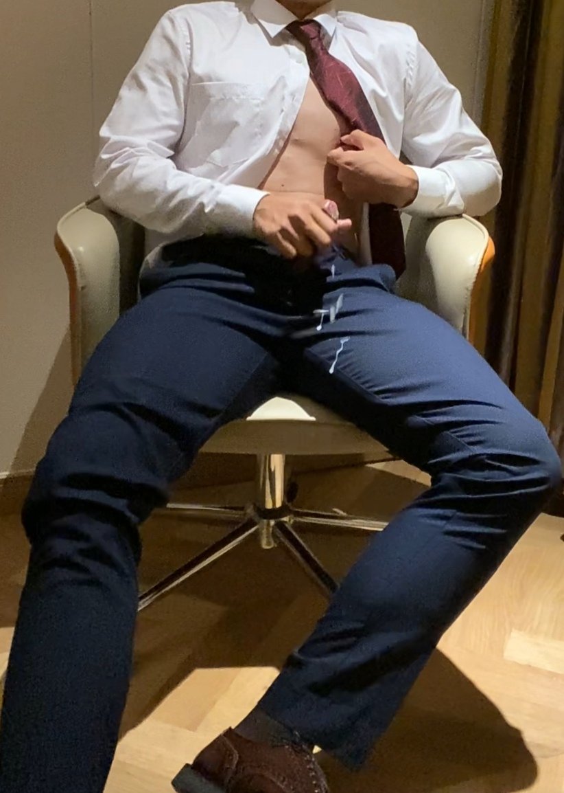脚下缺个舔狗，2024想找个固定的熊狒肉壮狗奴。（不知道怎么发视频，只能截图一张图了，等我学会发视频再给大家看了）