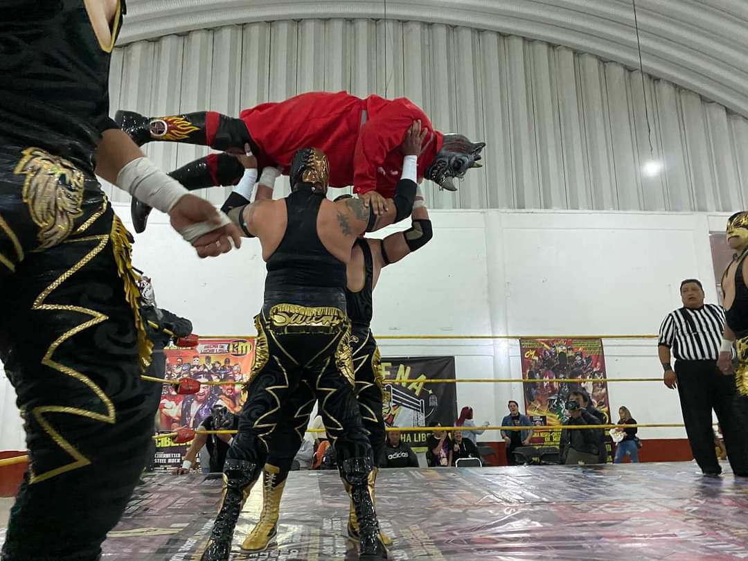 LaTijeraLucha's tweet image. La lucha súper estelar de #LuchaLibreCM queda sin resultado, ya que tanto #RhinoxxxCrash como #LosDelRancho son interrumpidos por #LaOrdenDelDiablo, 4 jóvenes que entre sillas y mesas vinieron a interrumpir la lucha de #RhinoExtreme, #RhinoCyber, #RhinoCrazy y #RhinoKiller ...