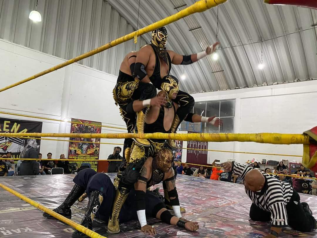 LaTijeraLucha's tweet image. La lucha súper estelar de #LuchaLibreCM queda sin resultado, ya que tanto #RhinoxxxCrash como #LosDelRancho son interrumpidos por #LaOrdenDelDiablo, 4 jóvenes que entre sillas y mesas vinieron a interrumpir la lucha de #RhinoExtreme, #RhinoCyber, #RhinoCrazy y #RhinoKiller ...