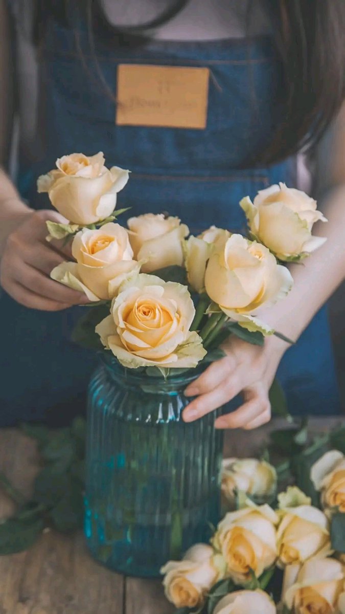 ดอกไม้ จะมีค่าก็ต่อเมื่ออยู่ในมือของคนที่เห็นค่าของมัน ความรักก็เช่นกัน.💐💛