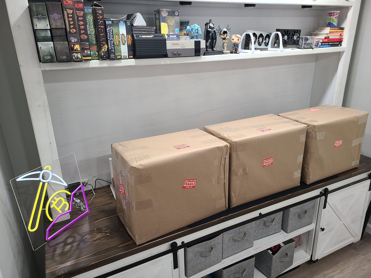 HobbyistMiner's tweet image. I hate Wrapping Gifts!

However Camouflaging my Bitmain Boxes, for shipping, brought me great Joy!

@BlockopsMining Hosting here we come! 

Shout to @MrTechHustler for the idea!