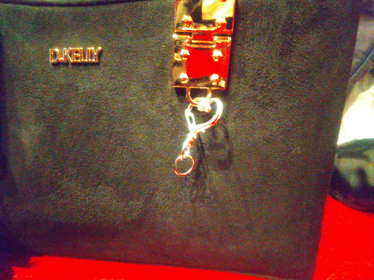 【拡散希望】
本日、11:00～11:30頃に画像のデコったカードケースを池袋付近で落としてしまいました💦
丸カンがの閉じが甘かったせいなのか35番出口のエスカレーターを乗る時にカバンをぶつけてしまったのでその時に落としたのかもしれません。
経由としては池袋のGIGO1号館側を歩いていました。→