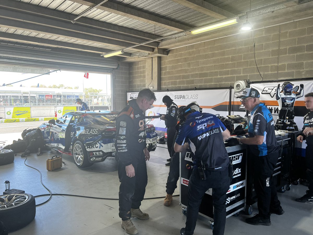 The crew are working hard to get Car #4 back out on track 😩

#RepcoSC #WeAreMSR