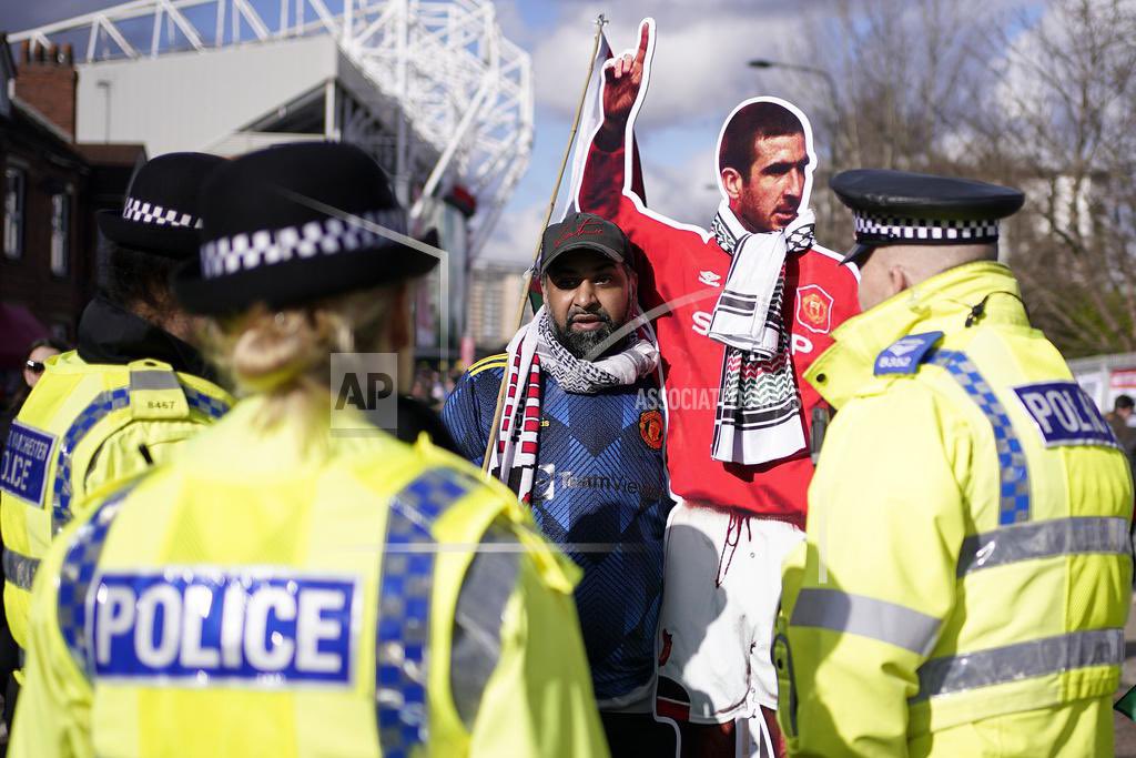 Half time shirt swaps. Never a good look. Man United 1. Fulham 2. Shot for AP.