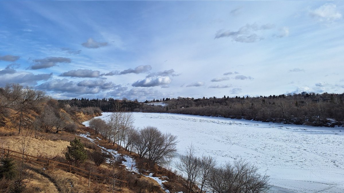 Winter in #Edmonton is beautiful.
#WinterWalks #yegWinter #ExploreEdmonton
/end