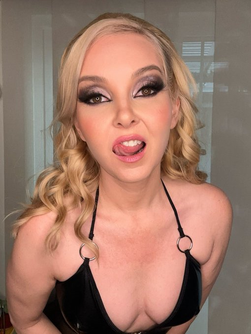 2 pic. I’m on my https://t.co/YvgO5QV1w3 right meow ♥️ https://t.co/RuQjXMcBdA