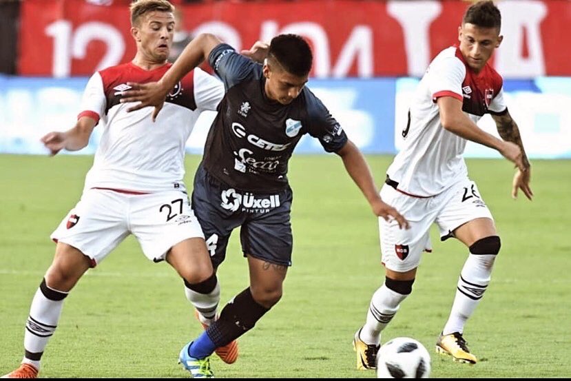 LocosxTemperley's tweet photo. Como empezó / Como va 

Anoche en el encuentro frente a Def. De Belgrano, @Agustin_sossss cumplió 100 partidos con la camiseta de Temperley, más linda del mundo. 🤩💙⛽️

¡Muchas Felicitaciones, Cemento! 👏🏻💙 https://t.co/EdL6IDy8XZ