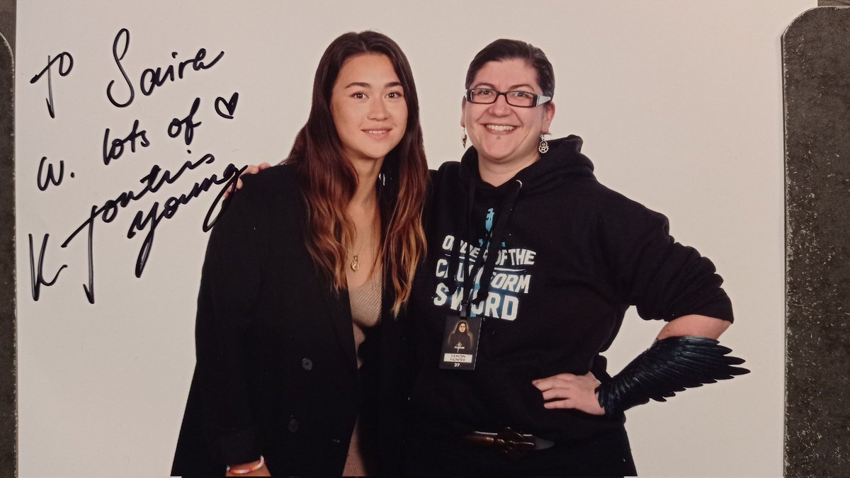 Today I'm on a cloud. <a href="/TonteriYoung/">Kristina Tonteri-Young</a> said she loved my bracers first thing when I met her, and hugged me when I gave her the OCS keychain and the Lórien leaf necklace. You really don't know how much this meant to me, incredible day
#WarriorNun #HaloBearerUK