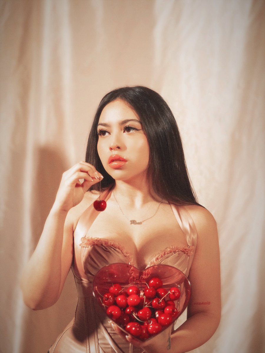 STREAM ‘CHERRIES’ ffm.to/andriarose-che… 🍒🍒🍒