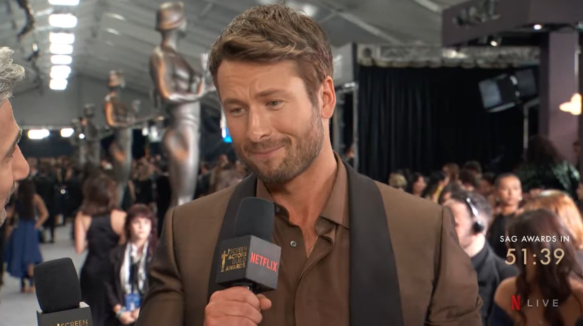 Lbaini's tweet photo. Una vez dijeron que Glen Powell era como si alguien hubiera dibujado a Ryan Gosling de memoria y no puedo dejar de verlo.
#SagAwards https://t.co/5CJlV4oDkK