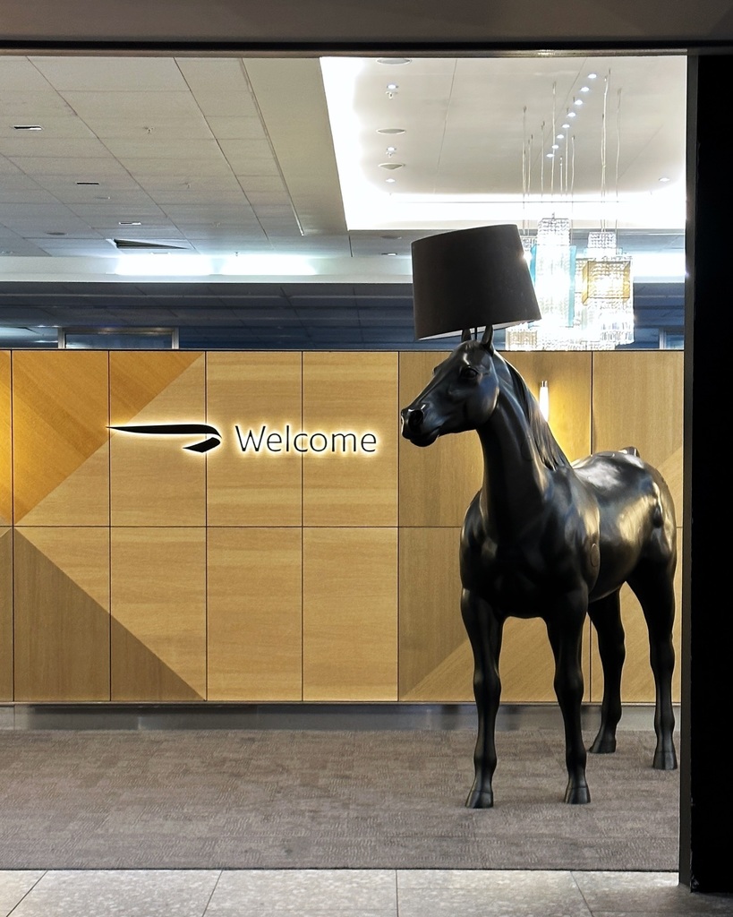 angeloedades's tweet photo. Plain looking lamp horse at British Airways Galleries First just after First Wing security. This horse goes by many names like James 🐎 ✈️ 
.
.
#britishairways #heathrow #london #firstwing #lounge #firstclass #lhr #travel #avgeek https://t.co/urDLvvNu8B