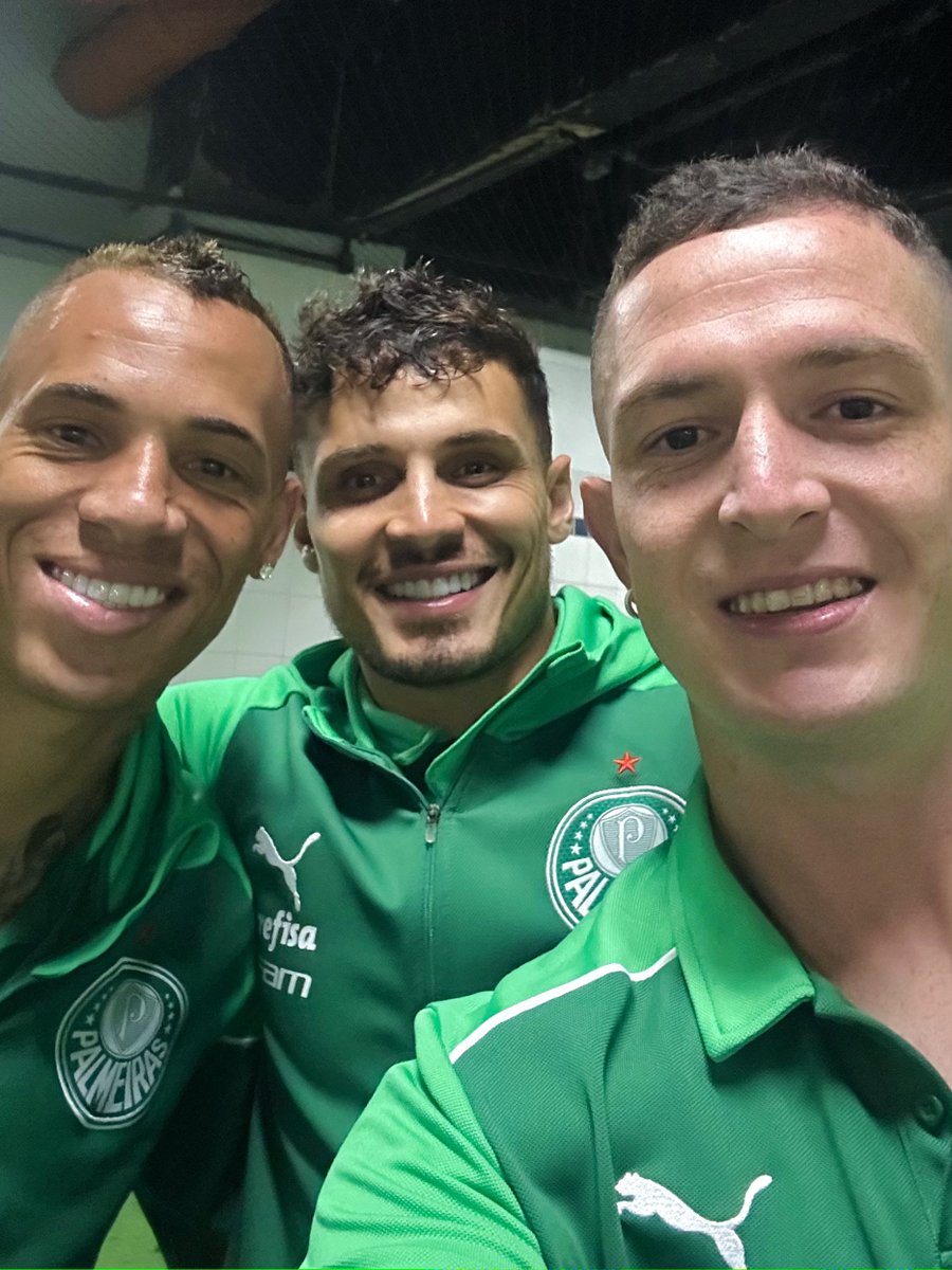 Palmeiras's tweet photo. Eles fazem a festa da #FamíliaPalmeiras em um sábado à noite! 🤪

Boa noite pra quem tá na próxima fase! 💚

#AvantiPalestra #PALxMIR https://t.co/wl1w7DKlh2