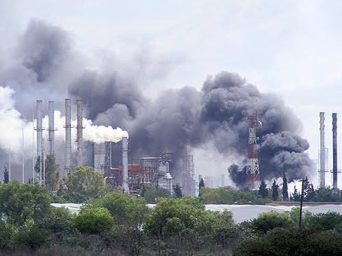 Es ridículo que la solución a la contingencia ambiental sea castigar a la clase media sin usar su coche. 

Si realmente se quisiera combatir la contaminación en la CDMX se obligaría a la <a href="/CFEmx/">CFEmx</a> a dejar de quemar combustóleo en la termoeléctrica de Tula.

El gobierno debe dejar de