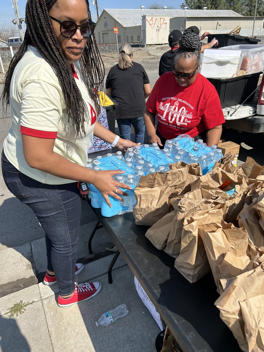 DSTBakersfield's tweet photo. Today marks two years of participation with the Bakersfield AIDS project’s Needle Exchange program to assist with harm reduction and promote safety and support for all. We also distributed food, clothes and hygiene kits to those in need. #DST1913 #PhysicalAndMentalHealthAwareness https://t.co/qYoFFRWOYu