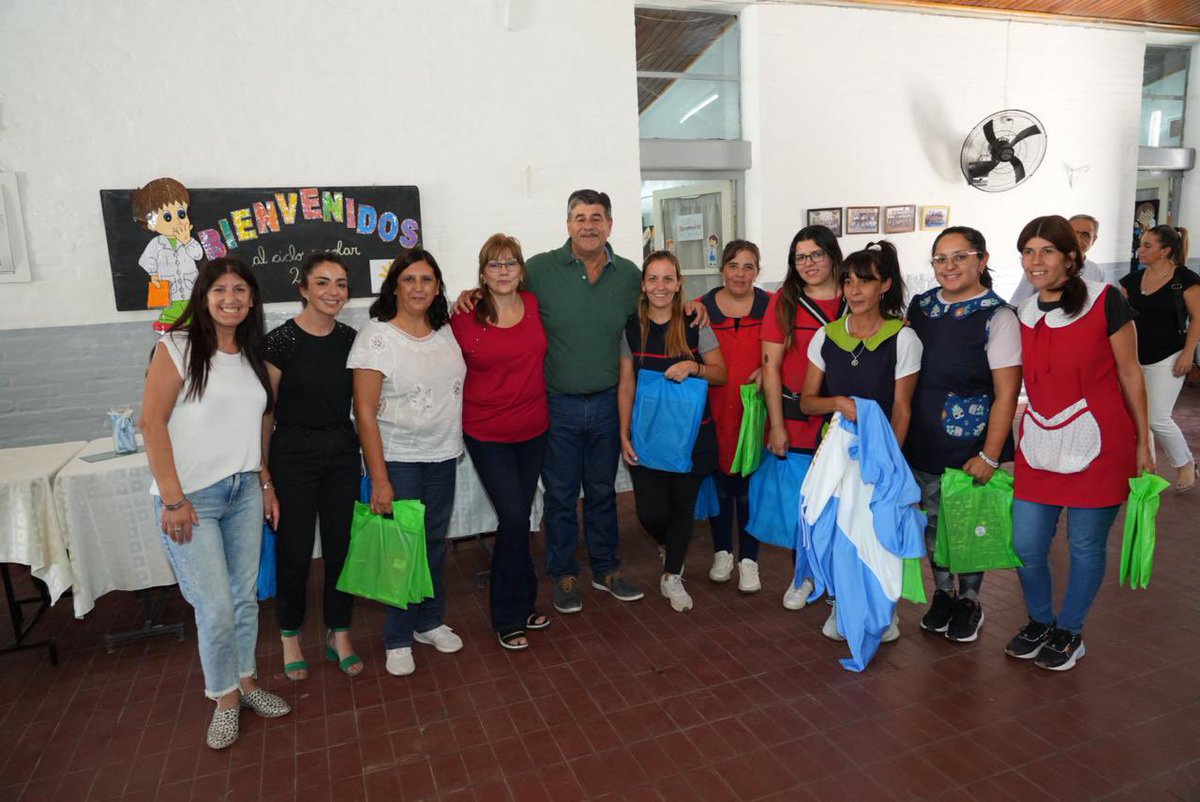 MarioAbedok's tweet photo. Hoy, recorrimos escuelas del departamento en las que, con mucho esfuerzo y dedicación, se realizaron en estas semanas trabajos de pintura, mejoras @MzaDGE y arreglos de la infraestructura edilicia.

🏫📚#CompromisoConLaEducación
#EsLindoVivirEnJunín https://t.co/NjWkyO2PNs