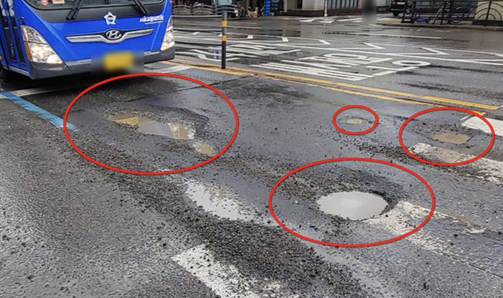 요즘 도로에 포트홀이 정말 많습니다.
뉴스에선 이상기후 탓(얼고 녹고 반복)을 하는데.. 

예전 같았으면 정부 탓인게.. 기후 탓으로 바뀌는..
어쨌든 조심하셔야 합니다. 사고 자주 목격하네요.