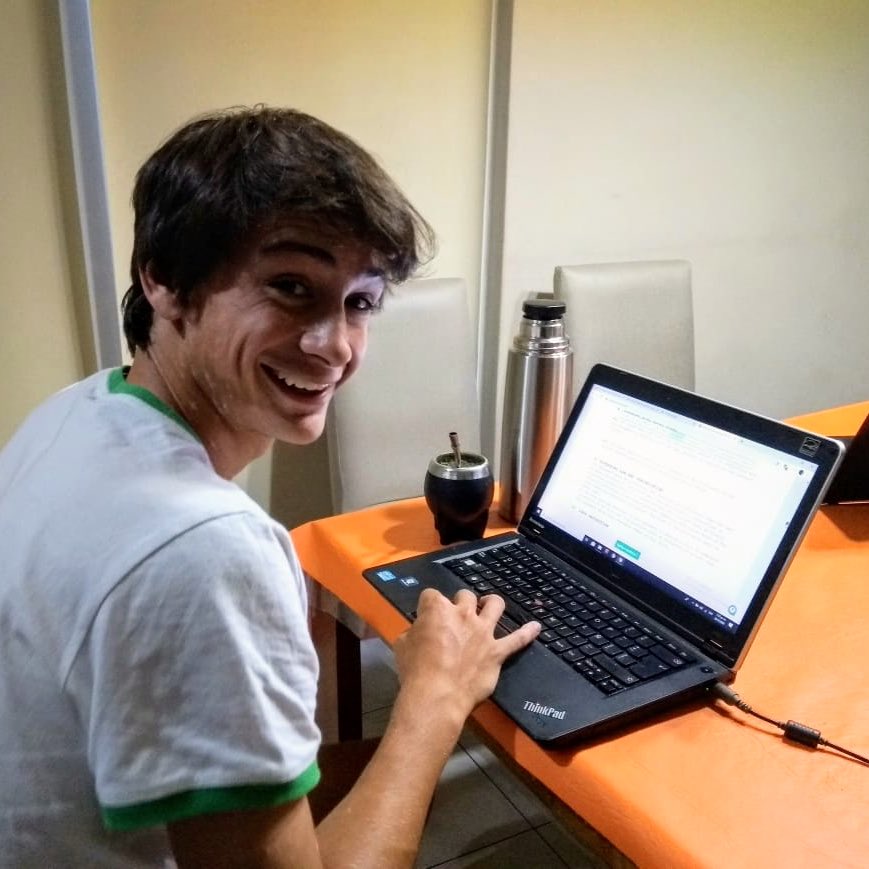 Hoy, en mini historia random: hace cuatro años, nadie quería darle raquetas a Navone, no tenía agencia ni manager. Con unos mails, muchos whatsapp y prometiendo que tenía potencial conseguimos su primer contrato internacional. Nos dieron esto y así lo firmaba. El resto es cine.